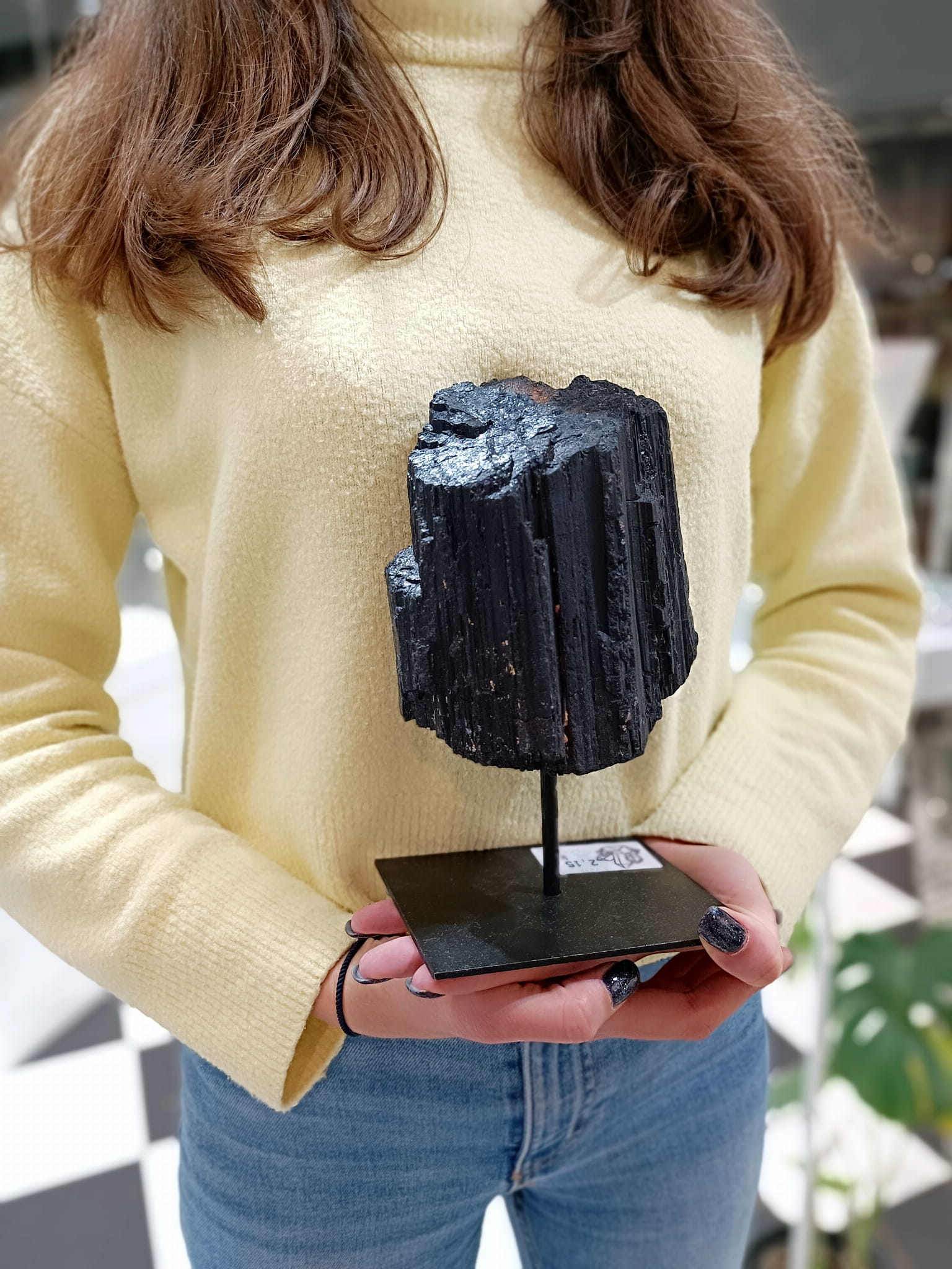 Surowy czarny turmalin o krystalicznej strukturze, naturalny minerał dekoracyjny, biżuteria Brazi