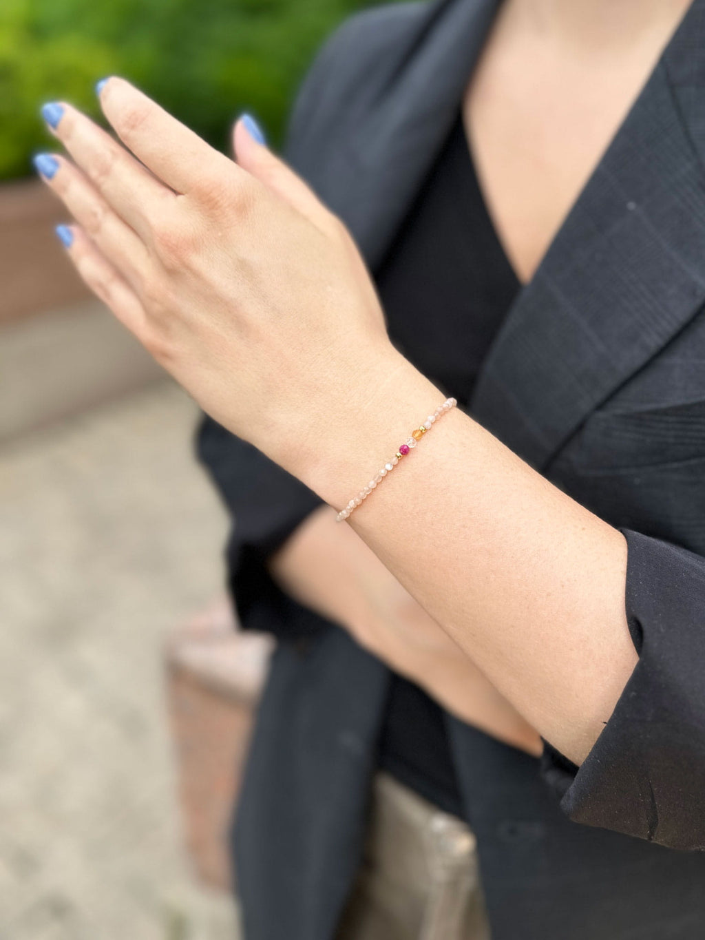 Bransoletka z naturalnych minerałów na nadgarstku modelki, biżuteria Brazi w eleganckiej stylizacji