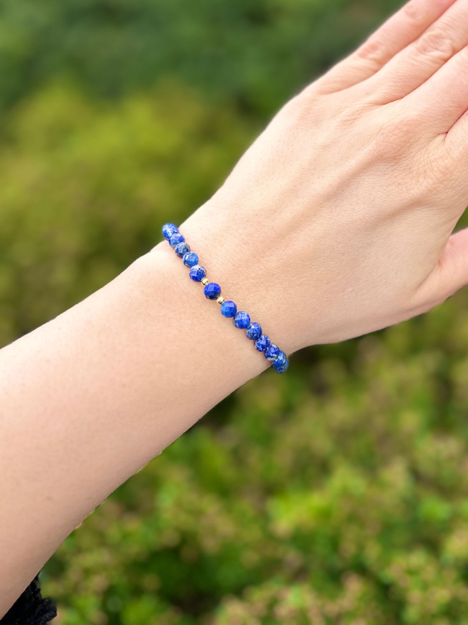 Bransoletka z fasetowanym lapis lazuli i złotymi detalami, zbliżenie na kamienie naturalne Brazi