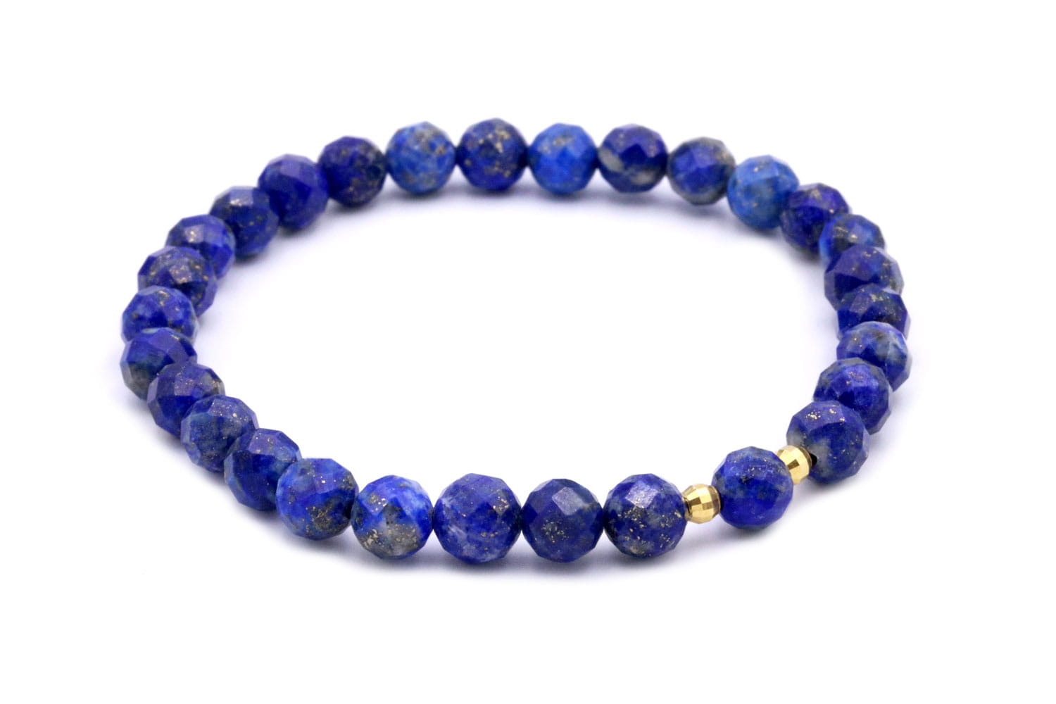 Bransoletka z fasetowanego lapis lazuli na białym tle, biżuteria z kamieni naturalnych Brazi.
