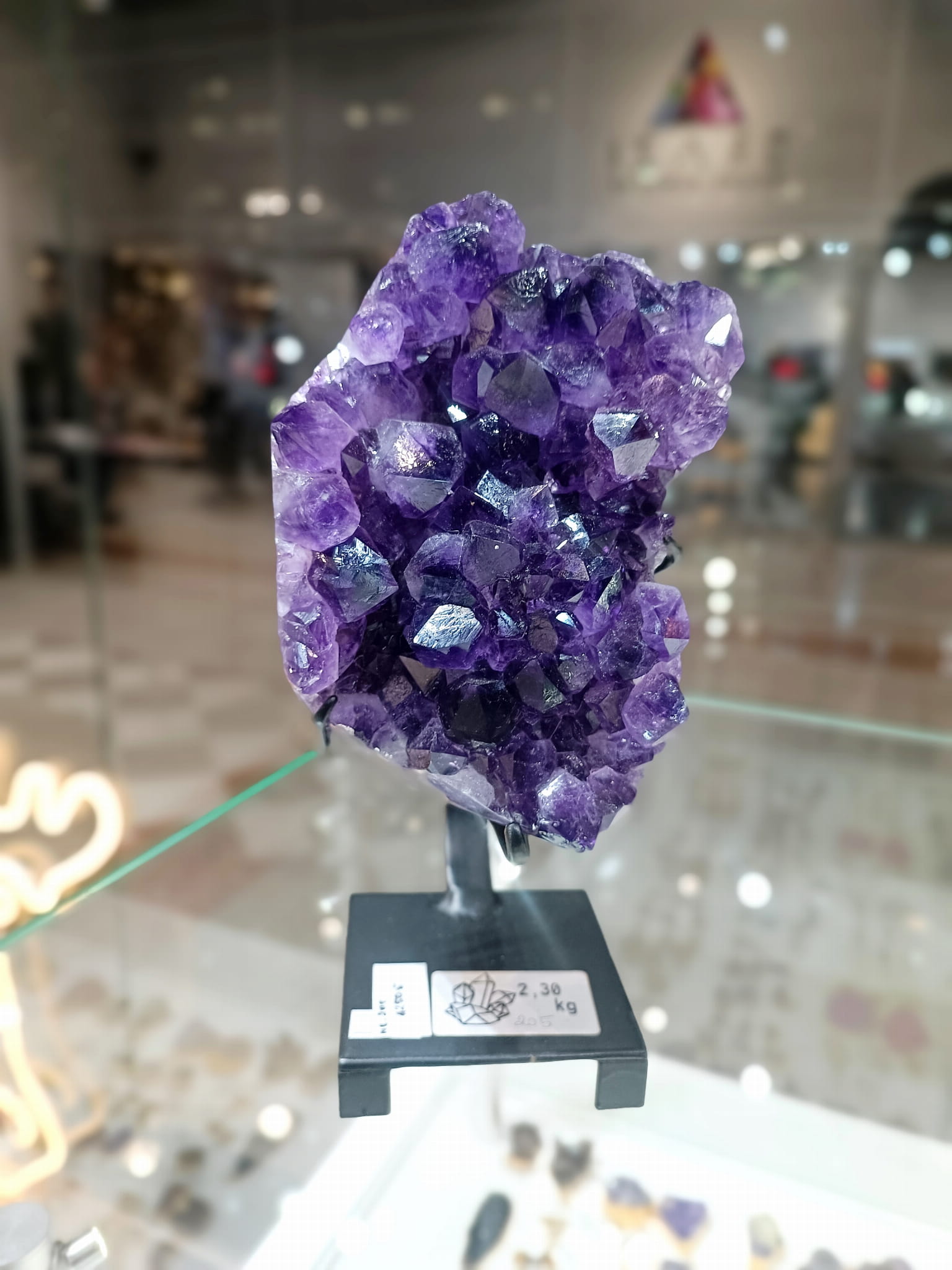 Dekoracyjna szczotka ametystu na czarnej podstawce nr 205, naturalny minerał z Brazylii, marka Brazi.