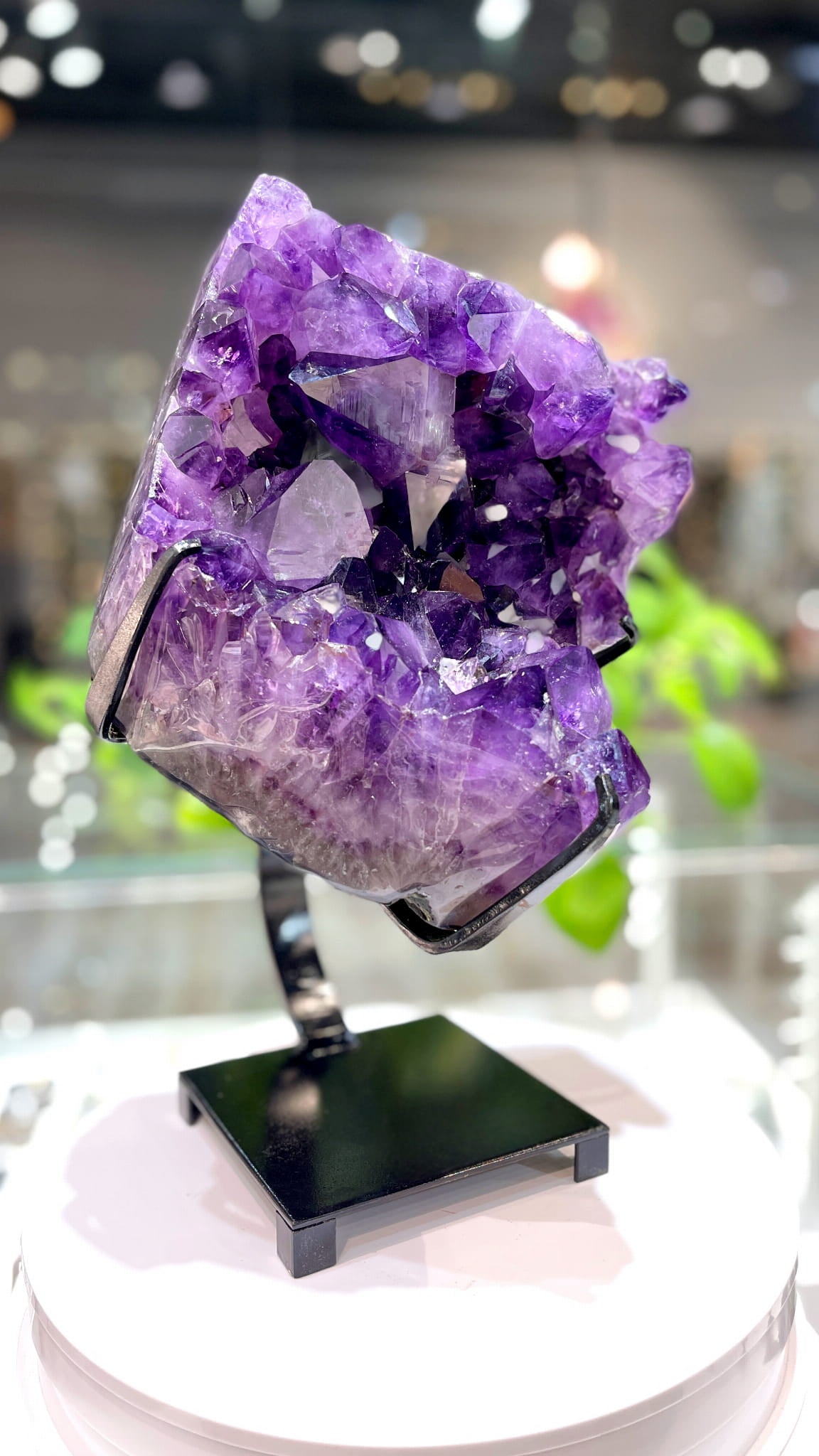 Dekoracyjna szczotka ametystu na czarnym metalowym stojaku, naturalny minerał od Brazi Druse Jewelry