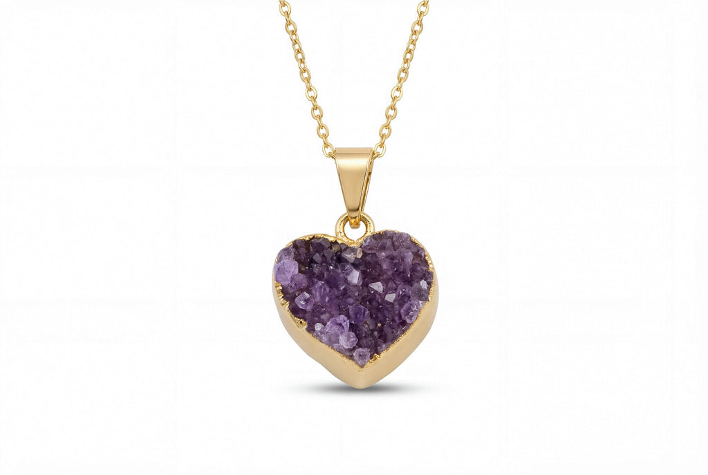 Złocony naszyjnik z ametystową druzą w formie małego serca na klasycznym łańcuszku, marka Brazi Druse Jewelry.