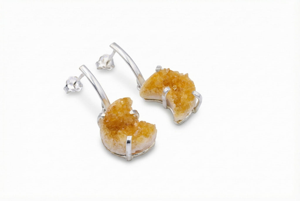Srebrne kolczyki z surową druzą cytrynu, zbliżenie na krystaliczną strukturę kamienia, Brazi