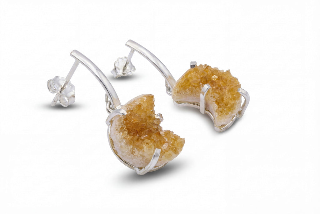 Kolczyki z naturalnym cytrynem i srebrnym motywem księżyca na białym tle, biżuteria Brazi