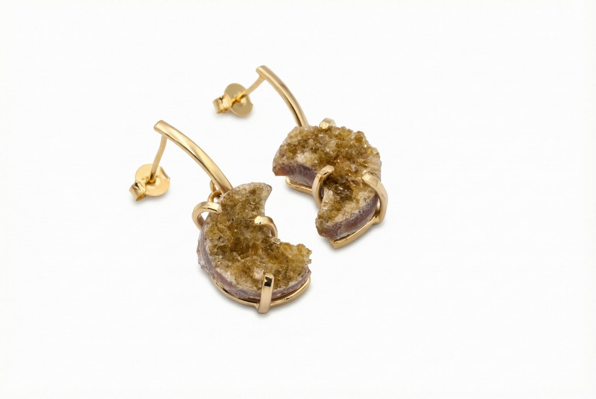 Złote kolczyki z naturalnym cytrynem w formie druzy, motyw półksiężyca, ręcznie wykonana biżuteria Brazi.
