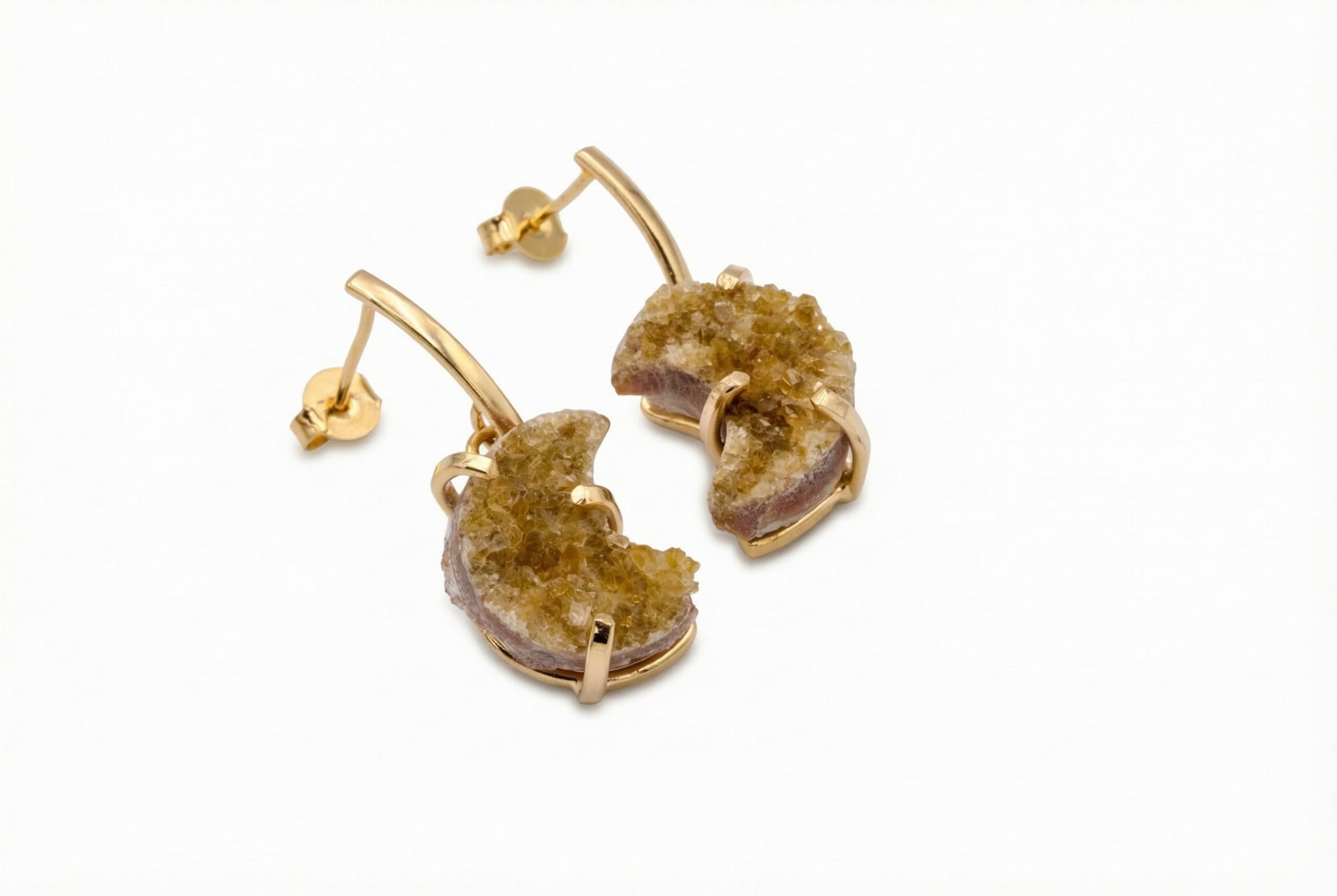 Kolczyki z druzą cytrynu i złotą oprawą w kształcie księżyca, naturalne kamienie Brazi Druse Jewelry.