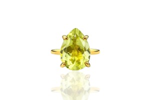 Elegancki pierścionek z kamieniem Kwarc Lemon o masie 6 ct, w kształcie kropli. Idealny dodatek dla miłośników unikalnej biżuterii, który przyciąga wzrok swoim wyjątkowym blaskiem i klasycznym designem.
