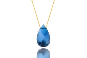 Elegancki naszyjnik z kroplą topazu London Blue, który doskonale podkreśla szyję. Idealny dodatek na specjalne okazje, emanujący głębokim niebieskim blaskiem, przyciągający wzrok i dodający klasy każdej stylizacji.