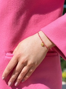 Zdjęcie eleganckiej bransoletki z różowego turmalinu z uroczą zawieszką w kształcie monetki, idealne do codziennych stylizacji. Delikatny i modny dodatek, który podkreśli Twój unikalny styl.