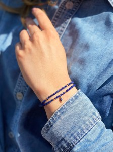 Podwójna bransoletka z Lapis Lazuli o głębokiej, niebieskiej barwie. Elegancki dodatek, który podkreśla styl i osobowość, idealny na każdą okazję. Naturalne kamienie przyciągają uwagę i dodają szyku.