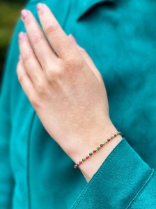 Elegancka bransoletka z rubinu zoisyt, łącząca głębokie odcienie zieleni i różu, doskonała na wyjątkowe okazje. Ręcznie wykonana biżuteria, która doda blasku każdej stylizacji. Idealny pomysł na prezent.