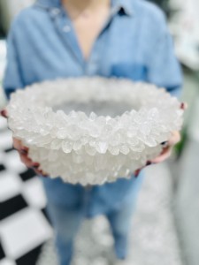Zdjęcie przedstawia unikalną, ręcznie wykonaną misę z kryształu górskiego, idealną do wnętrz o eleganckim charakterze. Delikatne detale i naturalny blask podkreślają jej luksusowy wygląd.