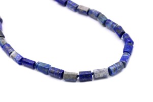 Unikalny naszyjnik z bryłkami Lapis Lazuli, przyciągający uwagę głębokim niebieskim kolorem i unikatową strukturą kamieni. Idealny dodatek dla miłośników naturalnej biżuterii z charakterem.