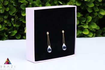 Eleganckie kolczyki Brazi Druse Jewelry z kryształu górskiego, w kształcie kropli, na złotym łańcuszku.