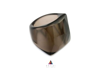 Pierścionek Brazi Druse Jewelry z fasetowanym kwarcem dymnym, geometryczny.