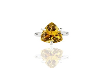 Pierścionek Brazi Druse Jewelry z bursztynowym cytrynem 4 ct., szlif trylion.