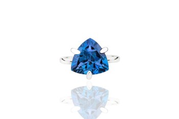 Pierścionek Brazi Druse Jewelry z niebieskim topazem London Blue, szlif trylion.