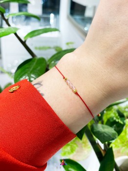 Delikatna bransoletka Brazi Druse Jewelry z różowym kryształem górskim na czerwonej nitce.