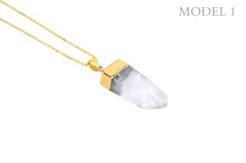 Naszyjnik Brazi Druse Jewelry z surowym, przezroczystym kryształem górskim w złotej oprawie.