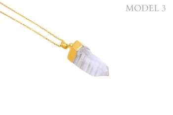Naszyjnik Brazi Druse Jewelry z surowym, przezroczystym kryształem górskim w złotej oprawie.