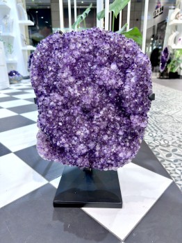 Fioletowy ametyst, dekoracja na czarnej podstawce, Brazi Druse Jewelry.