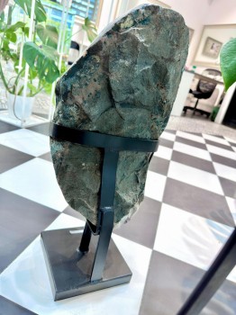 Ametystowa dekoracja na czarnej podstawce, Brazi Druse Jewelry, surowy styl.