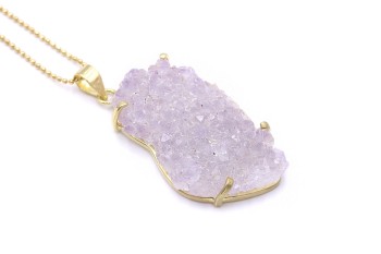 Fioletowy naszyjnik Brazi Druse Jewelry z ametystu, w złotej oprawie.