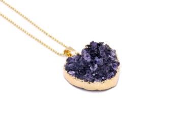 Naszyjnik Brazi Druse Jewelry: duży ametyst w złotym sercu.