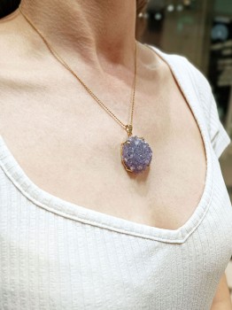 Naszyjnik Brazi Druse Jewelry: fioletowy ametyst, szczotka, złota oprawa.