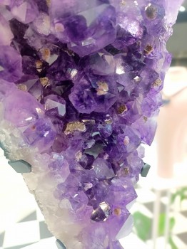 Fioletowa szczotka ametystowa na podstawce Brazi Druse Jewelry nr 125.