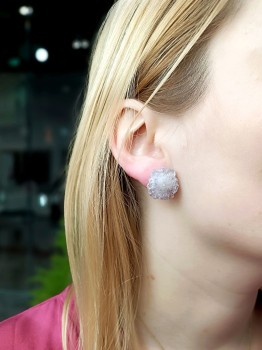 Kolczyki Brazi Druse Jewelry: ametyst, stalaktyt, sztyfty,  delikatne, fioletowo-przeźroczyste.