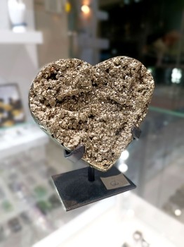 Piryt z Peru, dekoracja w kształcie serca na podstawce. Brazi Druse Jewelry.
