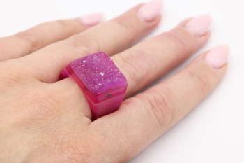 Pierścionek Brazi Druse Jewelry z różowym agatem druzy, rozmiar 21.