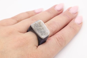 Pierścionek z agatem druzowym, rozmiar 19, Brazi Druse Jewelry.  Prostokątny, szary kamień.