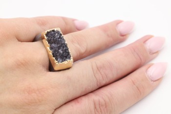 Pierścionek Brazi Druse Jewelry z agatem, złocony, prostokątny.