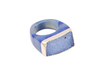 Pierścionek Brazi Druse Jewelry z niebieskim agatem, złocona oprawa.