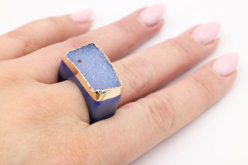 Pierścionek Brazi Druse Jewelry z niebieskim agatem, złocona oprawa.