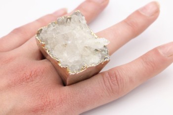 Pierścionek Brazi Druse Jewelry z surowym kryształem górskim, oblany złotem.