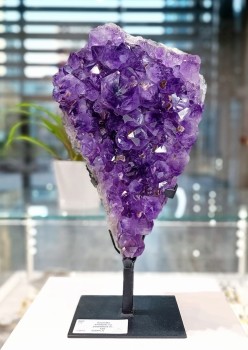 Fioletowa szczotka ametystu na podstawce, Brazi Druse Jewelry.
