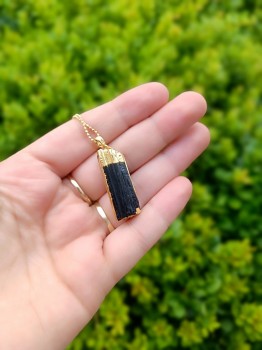 Naszyjnik Brazi Druse Jewelry z turmalinu, czarny, ze złotymi bokami.