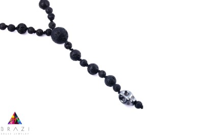 Męski naszyjnik Brazi Druse Jewelry z lawy wulkanicznej, czarne kule, czaszka.