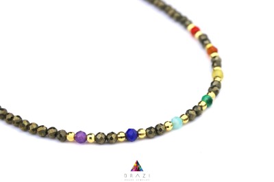 Naszyjnik Brazi Druse Jewelry z pirytu i kolorowych kamieni, delikatny, z pozłacanymi elementami.