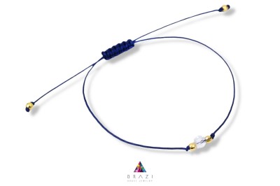 Bransoletka Szczęścia Brazi Druse Jewelry z kryształem górskim, niebieska sznurówka, złote akcenty.