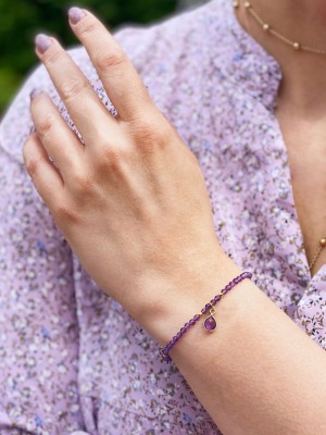 Fioletowa bransoletka ametystowa Brazi Druse Jewelry z zawieszką w kształcie łezki.