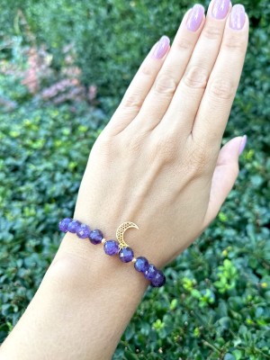 Fioletowa bransoletka Brazi Druse Jewelry z fasetowanymi ametystami i złotym zawieszką w kształcie księżyca.