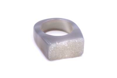 Pierścionek Brazi Druse Jewelry z szarego agatu, oryginalny, surowy design.