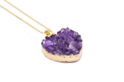 Naszyjnik Brazi Druse Jewelry: duży, złocony ametyst w kształcie serca.