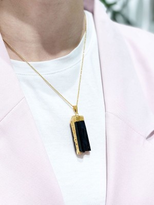 Naszyjnik Brazi Druse Jewelry z turmalinem, złotymi bokami, surowy styl.
