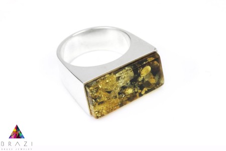 Elegancki pierścionek z zielonym bursztynem i srebrną oprawą, rozmiar 16. Wyjątkowy design podkreślający naturalne piękno kamienia, idealny na prezent lub jako dodatek do codziennej stylizacji.